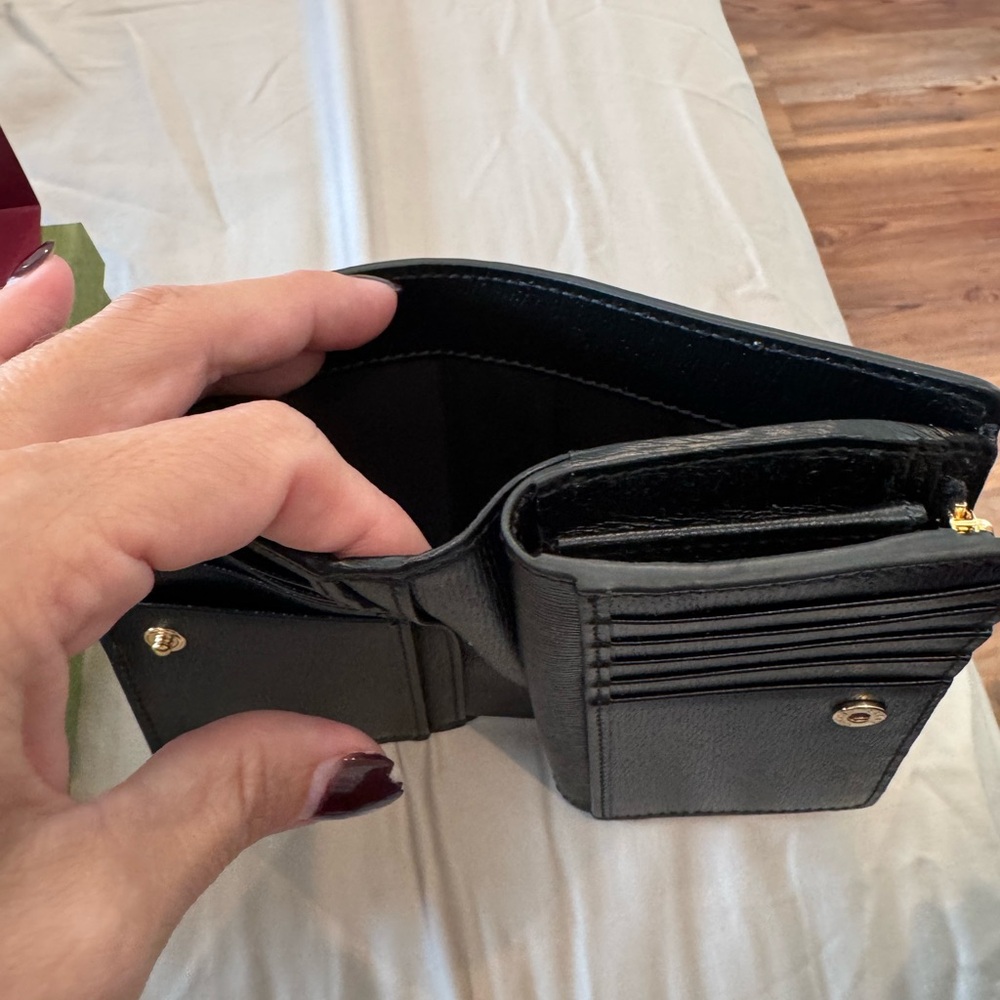 Gucci Black Leather Wallet with Gold Lettering - Picture 4 of 9